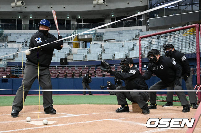 [OSEN=고척, 민경훈 기자] KBO 심판들이 고척돔 그라운드에서 스트라이크존 적응 훈련을 하고 있다. 22.01.14 /rumi@osen.co.kr