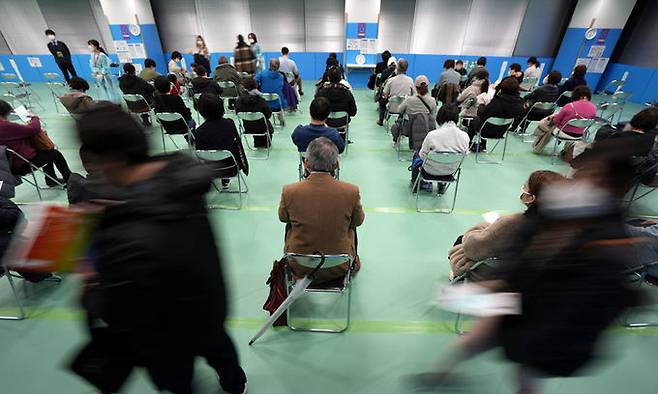 지난 6일 일본 도쿄 스미다구 소재 스카이트리의 코로나19 백신 접종 센터에서 부스터샷(추가 접종)을 받은 의료진들이 대기하고 있다. 도쿄=AP뉴시스