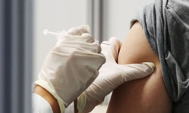 서울 마포구 코로나19 예방접종센터에서 시민들이 백신 접종을 받고 있다. 연합뉴스
