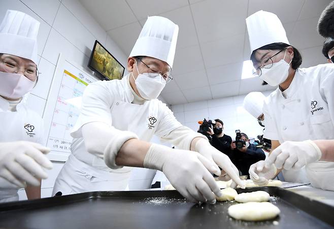 더불어민주당 이재명 대선 후보가 14일 인천 중구 비영리민간단체 꿈베이커리를 방문해 빵 만들기 체험을 하고 있다. 뉴시스