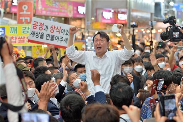 당시 선거유세 중 마스크를 쓰지 않아 논란이 됐다 - 윤석열 국민의힘 대통령 경선 후보가 17일 경북 포항시 정치 1번지인 죽도시장에서 지지자들의 환호속에 시장안으로 들어서고 있다. 2021.9.17/뉴스1