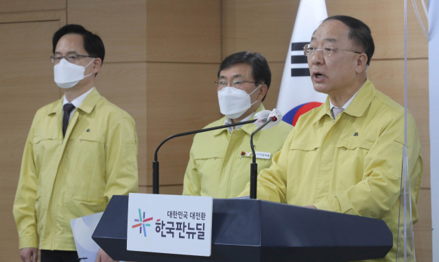 홍남기(오른쪽) 부총리 겸 기획재정부 장관이 14일 정부서울청사 브리핑실에서 추경을 포함해 소상공인 방역 지원 방안 관련 정부 합동 발표를 하고 있다. /오승현 기자