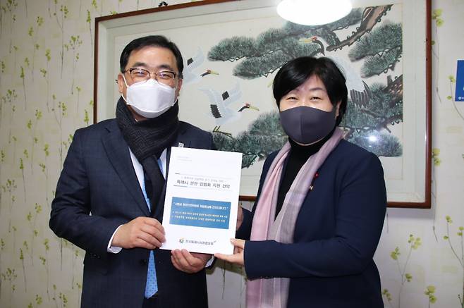 허성무 창원시장이 1월14일 서영교 국회 행정안전위원회 위원장을 만나 '지방자치분권 및 지방행정체제개편에 관한 특별법(지방분권법)' 개정안의 조속한 처리를 요청하고 있다. &copy;창원시