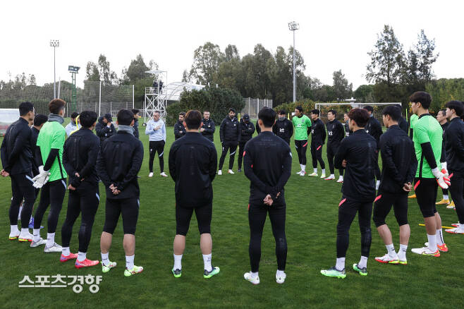 파울루 벤투 감독이 터키 안탈리아 전지훈련에서 훈련에 앞서 선수들과 미팅을 하고 있다. 대한축구협회 제공