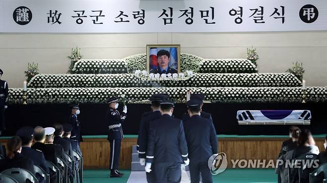 고 심정민 소령의 영결식 (수원=연합뉴스) 공군 F-5E 전투기 추락사고로 순직한 고(故) 심정민 소령(29·공사 64기·추서 계급)의 영결식이 14일 오전 경기도 수원시 공군 제10전투비행단에서 고인의 유족과 동기생, 동료 조종사 및 부대장병이 참석한 가운데 부대장(部隊葬)으로 엄수되고 있다. 2022.1.14 [경기사진공동취재단] stop@yna.co.kr