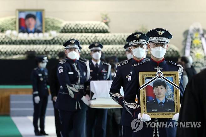마지막 길 떠나는 고 심정민 소령 (수원=연합뉴스) 공군 F-5E 전투기 추락사고로 순직한 고(故) 심정민 소령(29·공사 64기·추서 계급)의 영결식이 14일 오전 경기도 수원시 공군 제10전투비행단에서 고인의 유족과 동기생, 동료 조종사 및 부대장병이 참석한 가운데 부대장(部隊葬)으로 엄수되고 있다. 2022.1.14 [경기사진공동취재단] stop@yna.co.kr
