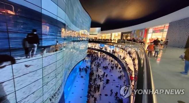 두바이몰에 선보인 2030부산세계박람회 홍보 영상 [부산시 제공=연합뉴스 자료 사진. 재판매 및 DB 금지]