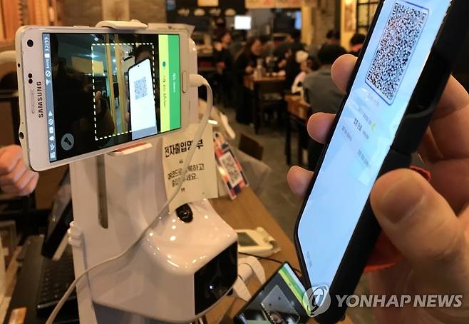 방역패스 판결에 정부 "법원 판단 아쉽다…17일에 공식입장" (서울=연합뉴스) 홍해인 기자 = 14일 서울 구로구의 한 식당에서 이용객이 QR체크인을 하고 있다. 
    서울행정법원 행정4부(한원교 부장판사)는 이날 조두형 영남대 의대 교수와 의료계 인사들, 종교인 등 1천23명이 서울시장을 상대로 낸 집행정지(효력정지) 신청을 일부 인용했다. 
    이 결정으로 서울 내의 방역패스를 3천㎡ 이상 상점·마트·백화점에 적용한 조치의 효력이 정지된다. 아울러 12∼18세 청소년에 대해서는 17종의 시설 전부에서 방역패스의 효력이 정지된다.
    법원은 마트, 백화점 등은 필수 이용 시설로 출입 통제는 과도한 제한이라고 판단했다. 반면 식당, 카페 등은 취식시설로 감염 위험이 큰 것으로 보고 방역패스를 현행 유지했다. 2022.1.14 hihong@yna.co.kr