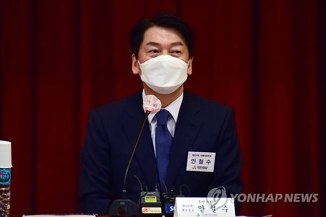 대한한의사협회 정책간담회에서 인사말하는 안철수 대선 후보 (서울=연합뉴스) 국민의당 안철수 대선 후보가 14일 서울 강서구 대한한의사협회에서 열린 정책간담회에서 인사말을 하고 있다. 2022.1.14 [국회사진기자단] toadboy@yna.co.kr