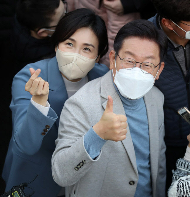 이재명 더불어민주당 대선후보(오른쪽)와 부인 김혜경씨.(사진=뉴스1)