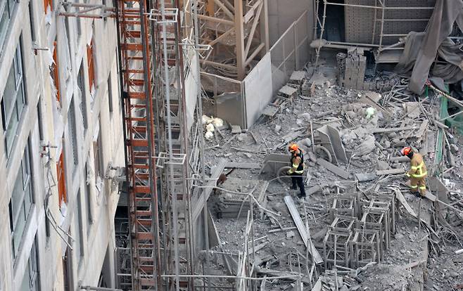 광주 서구 화정동 신축아파트 붕괴사고 닷새째인 15일 오전 사고 현장에서 구조대원들이 실종자 수색 작업을 하고 있다.(사진=연합뉴스)