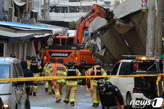 소방당국이 13일 오후 광주 서구 화정동 '현대산업개발 아파트 신축공사 붕괴사고' 현장에서 실종자 수색에 동원될 중장비의 진입로 확보를 위한 작업을 하고 있다. 지난 11일 오후 3시46분쯤 신축 공사 중이던 해당 아파트에서 붕괴사고가 발생해 6명이 실종됐다. 2022.1.13/뉴스1 © News1 정다움 기자