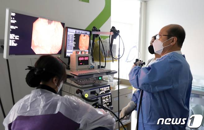 순천향대 구미병원 정일권 교소가 암 병변만 제거하는 내시경적 점막하절제술을 하고 있다. (순천향대 구미병원 제공) 2022.1.15/© 뉴스1