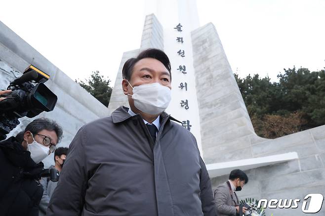 윤석열 국민의힘 대선 후보가 15일 오전 부산 영도구 순직선원 위령탑을 찾아 참배한 뒤 돌아서고 있다. 2022.1.15/뉴스1 © News1 구윤성 기자