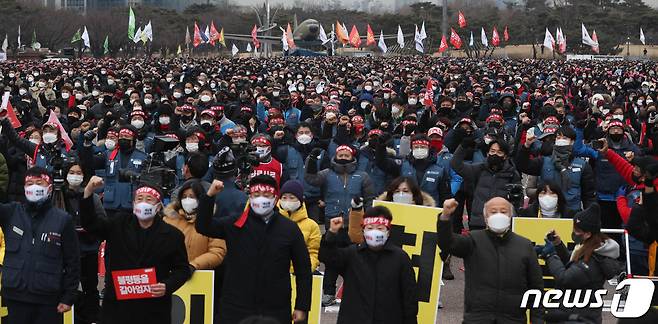 민주노총과 한국진보연대, 전국농민회총연맹 등 진보단체들로 구성된 전국민중행동이 15일 오후 서울 여의도 공원에서 열린 '민중총궐기'에서 구호를 외치고 있다. 2022.1.15/뉴스1 © News1 성동훈 기자