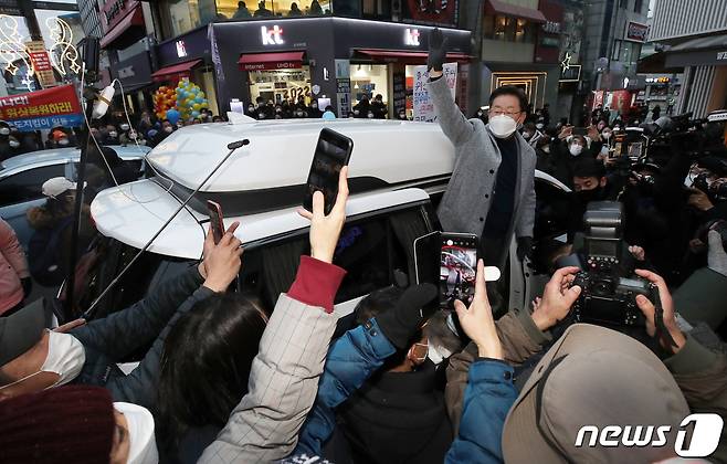 이재명 더불어민주당 대선 후보가 강원도 매타버스(매주 타는 민생버스) 민생투어 첫 날인 15일 강원 춘천시 명동거리를 방문한 후 자리를 뜨며 시민들에게 손인사를 하고 있다. 2022.1.15/뉴스1 © News1 오대일 기자