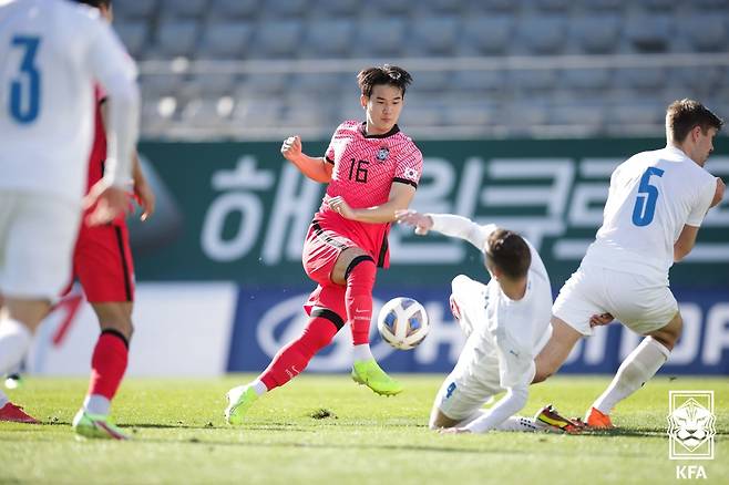 대한민국 축구 대표팀 김진규가 15일(한국시간) 터키 안탈리아 마르단 스타이움에서 열린 아이슬란드와의 친선전에서 공격을 시도하고 있다. (대한축구협회 제공) 2022.1.15/뉴스1