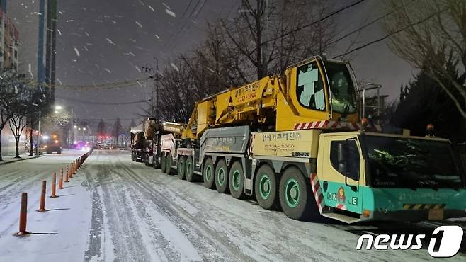 14일 오전 광주 서구 화정동 '현대산업개발 아파트 신축공사 붕괴사고' 현장에서 기존의 타워크레인을 해체할 철거크레인이 주차돼 있다. (광주 서구 제공)2022.1.14/뉴스1 © News1