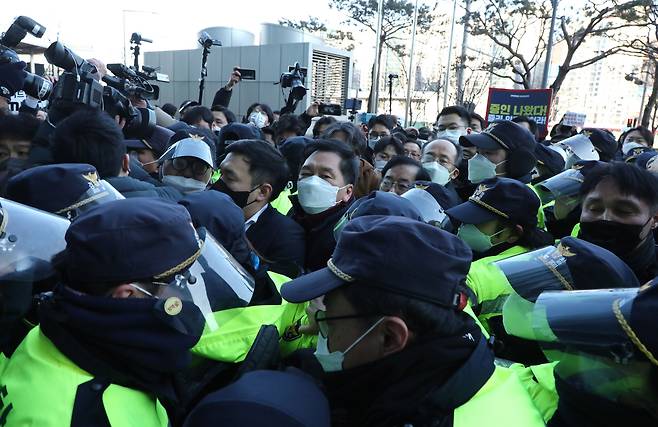국민의힘 김기현 원내대표 등이 지난 14일 윤석열 대통령 후보 아내 김건희씨의 통화 녹취록을 보도할 예정인 서울 마포구 MBC를 항의 방문하고 있다. /뉴시스