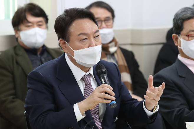 국민의힘 윤석열 대선 후보가 14일 오후 경남 창원시 마산회원구 봉암공단회관에서 열린 기업협의회와 간담회에 참석해 발언하고 있다. /연합뉴스