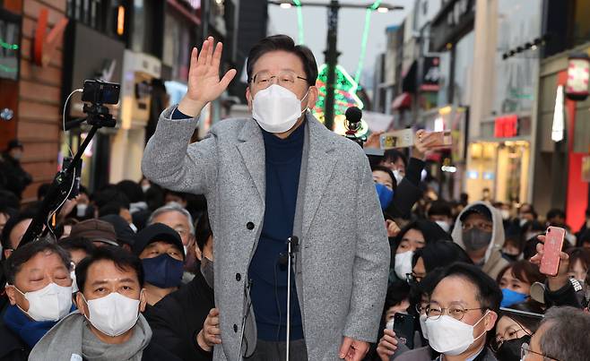 더불어민주당 이재명 대선후보가 15일 강원도 춘천시 명동거리를 방문, 시민들에게 지지를 호소하고 있다. /연합뉴스