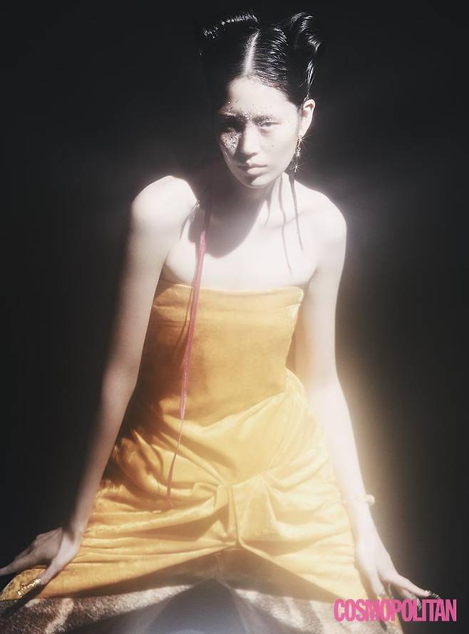 튜브 드레스 3백80만원 로에베. 플리스 팬츠 12만9천원 더오픈프로덕트. 귀고리 19만9천원 포트레이트 리포트. 뱅글 87만원 디올.