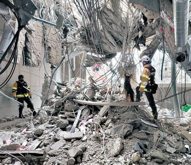 14일 구조견과 핸들러(구조견 관리사)들이 광주 화정아이파크 붕괴 사고 현장에서 실종자를 수색하고 있다. 소방청 제공