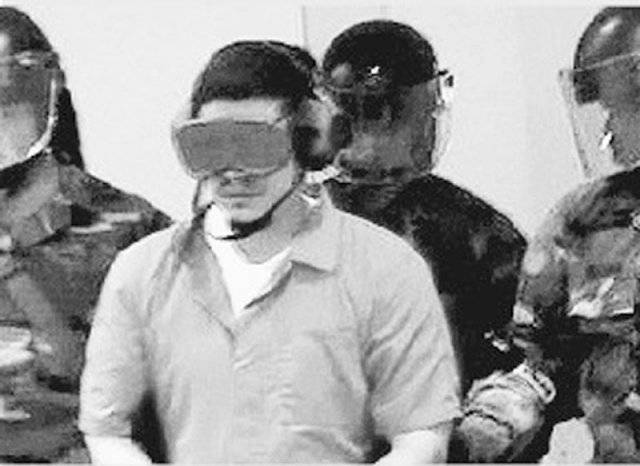 쿠바 관타나모 수용소에 갇힌 테러 용의자들이 고글과 귀마개로 감각을 차단당한 모습. 어크로스 제공