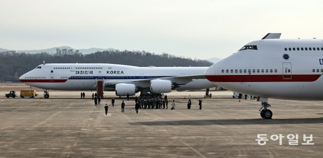 청와대는 15일 신형 공군  1호기를 공개했다. 신형 공군 1호기는  보잉747-8i 기종으로, 기존 1호기 대비 항속거리 및 순항속도가 증가 되었고, 내부 개조를 통해 회의공간, 좌석 및 편의 시스템이 교체되었다. 15일 서울공항에서 신형 공군 1호기(뒤)와 구형 공군 1호기가 임무 교대식을 위해 나란히 서 있다. 청와대사진기자단 동아일보 양회성