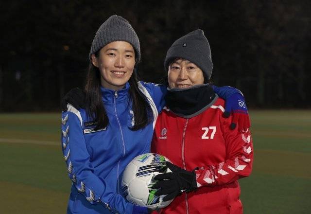 서울 서대문구여성축구단 김미순(오른쪽) 박단비 씨 모녀가 함께 공을 들고 활짝 웃고 있다. 이훈구 기자 ufo@donga.com