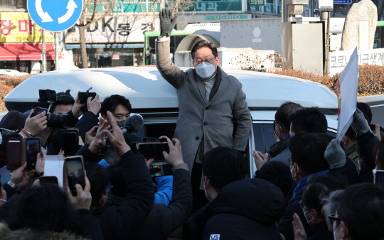 이재명 더불어민주당 대선후보가 14일 오후 인천시 부평구 부평 문화거리를 방문, 시민들과 인사하고 있다.   연합뉴스