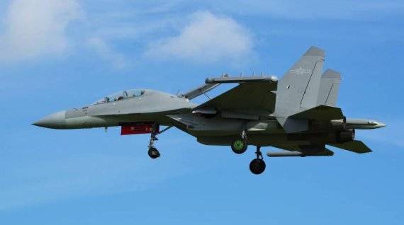 중국(젠·殲) J-16D 전자전기. 2021년 10월 28일~11월 3일까지 열린 주하이(珠海) 에어쇼에서 처음으로 일반에 공개됐다. 이어 중국매체가 2021년 11월 6일 적의 통신과 레이더 등을 교란할 수 있는 전자전 수행 능력을 갖춘 최신예 전투기 J-16D의 실전 훈련을 시작했다고 보도했다. 중국이 독자 개발한 다목적 전투기 J-16을 전자전 능력에 특화해 개조한 것이다. 공대공 미사일을 포함한 원래 J-16의 능력에 전자 정찰·통신 교란·레이더 교란 장치를 추가해 강한 전투력을 갖춘 것으로 알려졌다. 실전 상황에서 다른 군용기와 함께 운용하면서 전자전 지원을 제공하거나 적 레이더 시설이나 조기경보기에 직접 공격을 감행할 수도 있다고 중국 매체는 전했다. 사진=내셔널 인터레스트(national interest)