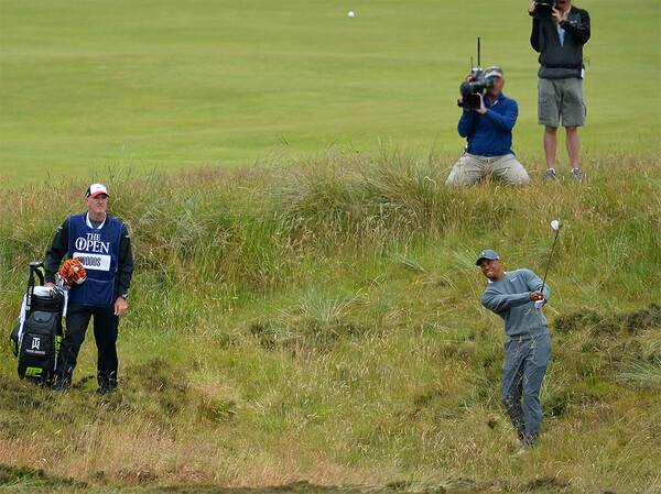 미국프로골프(PGA) 투어 통산 82승의 '골프황제' 타이거 우즈가 러프에서 샷을 하는 모습이다. 사진제공=ⓒAFPBBNews = News1