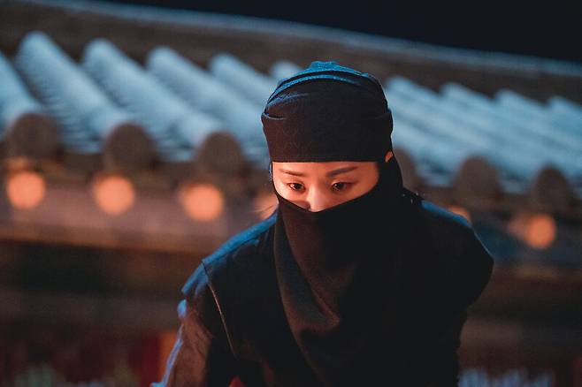 ‘역적의 아들’인 정조는 정적들한테 세손 시절부터 끊임없이 살해 위협에 시달렸다. 사진은 정유역변에 가담했던 궁녀 강월혜에 기반한 <옷소매 붉은 끝동> 속 월혜가 정조를 시해하려는 장면. <문화방송> 제공