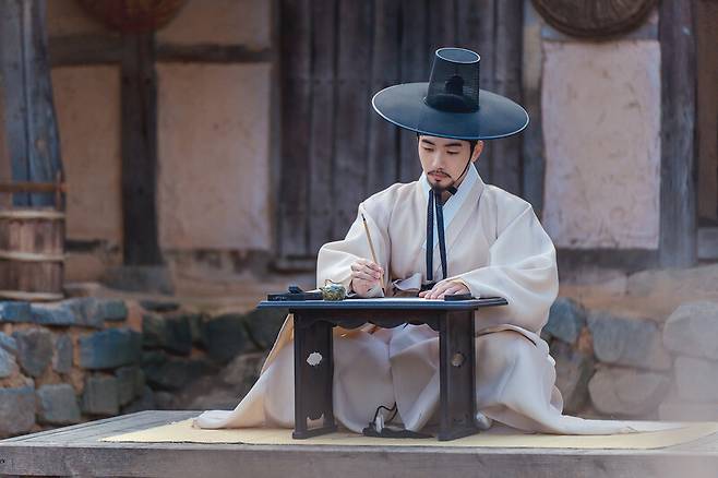 <옷소매 붉은 끝동>에서 홍덕로는 죽기 직전 자신의 행동을 반성한다. <문화방송> 제공