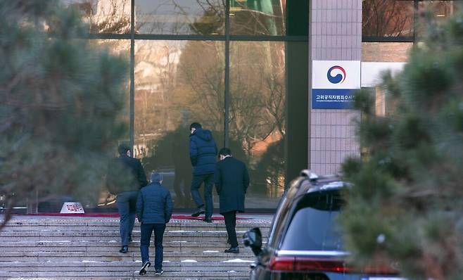 고위공직자범죄수사처(공수처)가 처·차장 포함 검사들이 참여하는 검사회의를 연 2021년 1월 11일 오후 정부과천청사 공수처 건물로 직원들이 들어가고 있다. 김진수 선임기자