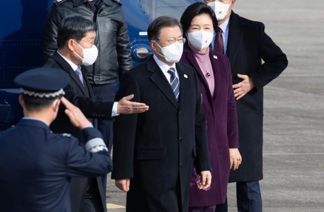 문재인 대통령과 김정숙 여사가 15일 경기 성남시 서울공항에서 아랍에미리트연합(UAE), 사우디아라비아, 이집트 등 중동 3개국 순방을 위해 공군 1호기로 이동하고 있다. 뉴스1