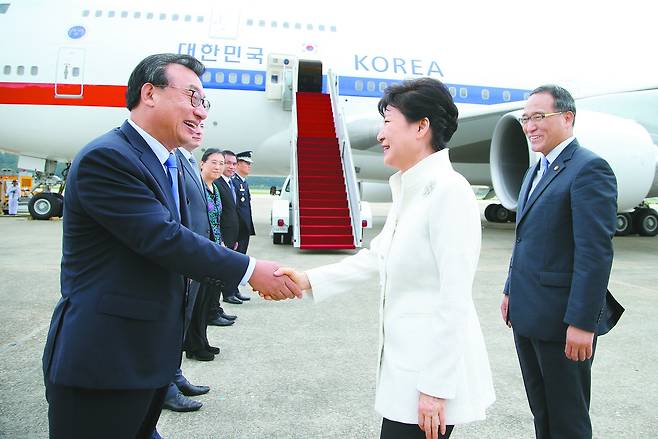 지난 2016년 박근혜 전 대통령이 동방경제포럼과 G20 정상회의, 아세안 정상회의 참석을 위해 출국하며 서울공항에서 이정현 당시 새누리당 대표(왼쪽)와 악수하고 있다. 김성룡 기자