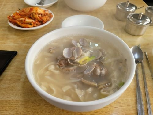 날이 추울 때 생각나는 게 칼국수다. 면을 반죽하고 밀어 넓적하게 만들고는 접어서 칼로 쓱쓱 썰어낸다. 육수를 무엇을 내느냐와 무엇을 잔뜩 넣느냐에 따라 맛도 다양하다. [사진 김성주]