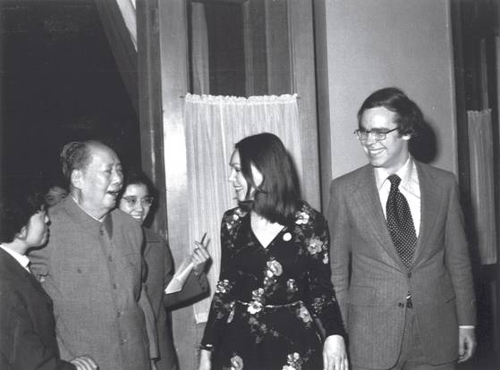 쥴리와 데이비드를 배웅하는 마오쩌둥. 마오의 오른쪽이 왕하이룽. 1975년 12월 31일 밤 중난하이(中南海). [사진 김명호]
