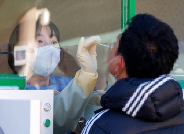 서울 신도림역에 마련된 서울시 직영 ‘코로나19 검사소’에서 한 시민이 검사를 받고 있다. /연합뉴스