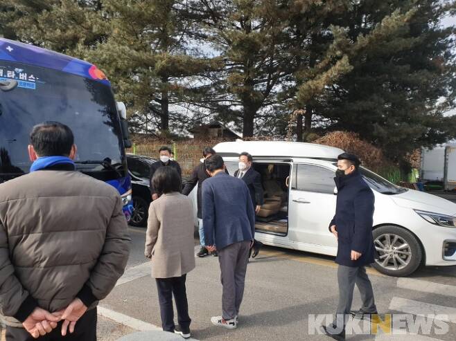 이재명 더불어민주당 후보가 차량에서 내려 매타버스로 이동하고 있다.   사진=최기창 기자