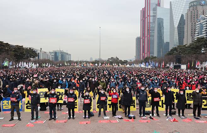 15일 오후 서울 여의도공원에서 열린 2022 민중총궐기 대회에서 참가자들이 구호를 외치고 있다. /사진=연합뉴스