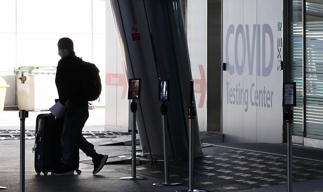 13일 인천국제공항 제1여객터미널 코로나19 검사센터에서 한 외국인이 검사를 위해 이동하고 있다. [연합]