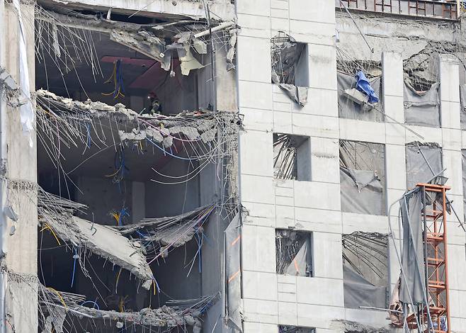 15일 오전 붕괴가 발생한 광주 서구 화정동 현대산업개발 아이파크 신축 아파트 공사 현장을 살펴보는 구조대원의 모습. [연합]