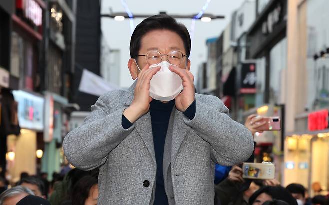 더불어민주당 이재명 대선후보가 15일 강원도 춘천시 명동거리를 방문, 시민들에게 지지를 호소하고 있다. [연합]