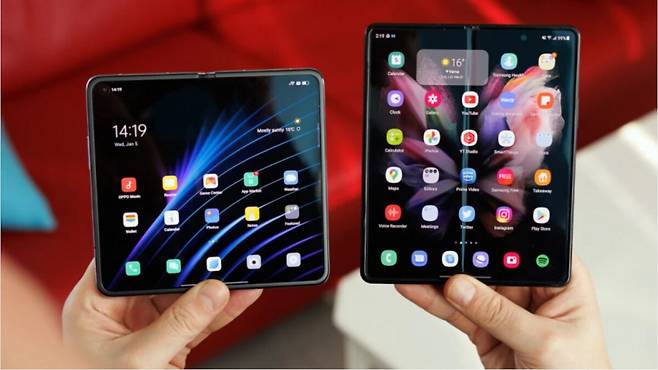 중국 오포(Oppo)의 폴더블폰 '파인드 N(Find N)'(왼쪽)과 삼성전자의 폴더블폰 '갤럭시Z 폴드3'. [폰아레나(phoneArena) 홈페이지]