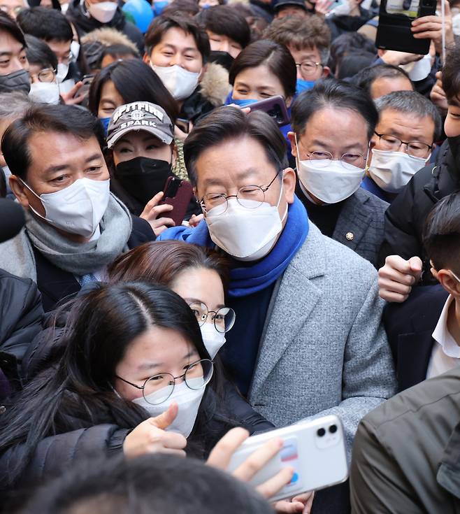 더불어민주당 이재명 대선후보가 15일 강원도 춘천시 명동거리를 방문, 지지자들과 기념촬영을 하고 있다. [연합]