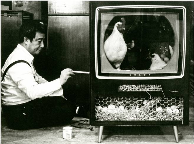 마크 패츠팰 '치킨 II 02에 사인하는 백남준', 1987, 종이에 흑백 프린트, 19x25cm, 백남준아트센터 마크 패츠팰 아카이브 컬렉션 *재판매 및 DB 금지