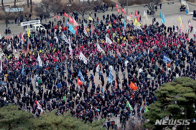 [서울=뉴시스] 김병문 기자 = 민주노총과 한국진보연대, 전국농민회총연맹 등 진보단체들로 구성된 전국민중행동 조합원들이 15일 오후 서울 여의도 공원에서 열린 '민중총궐기'에 참석하기 위해 대열을 정리하고 있다. 2022.01.15. dadazon@newsis.com